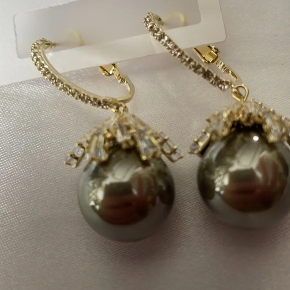 NWT Dark Grey Pearl Drop Gold Crystal Earrings. - Picture 4 of 6